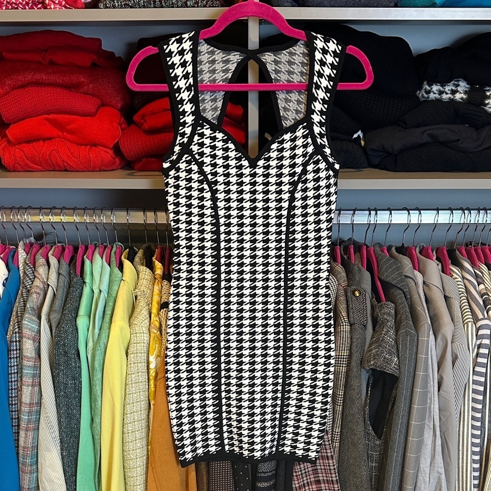 Guess black/white houndstooth sleeveless side zipper body con dress size S